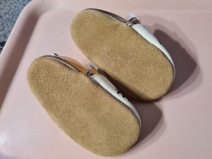 Chaussons. Bébé. 0/ 6 mois. 11.5 cm. Blanc,  doré . 11,5 cm - photo numéro 3