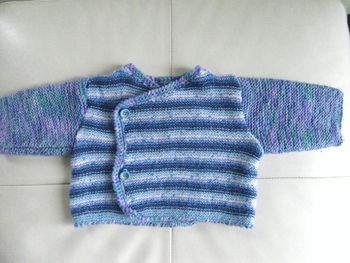 Gilet bleu tricoté main 3 mois