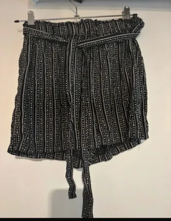 Short noir à motifs graphiques ceinture intégrée – taille S