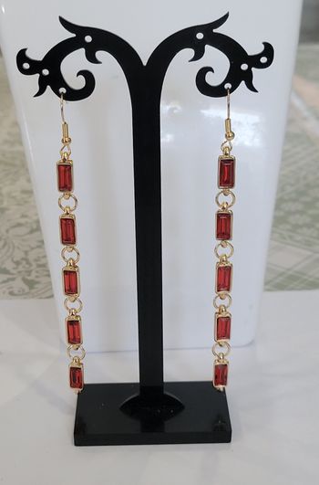 BOUCLES D'OREILLES PENDANTES LONGILIGNE STRASS ROUGE ! NEUVE !