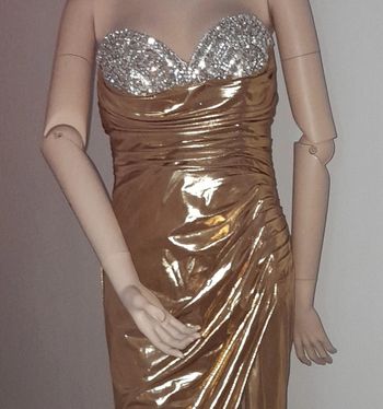 Très belle robe de cérémonie modèle zapaka noté eu 42 mais plutôt 40