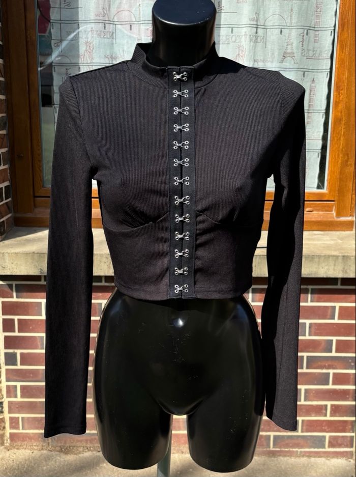 🖤 Top court côtelé manches longues noir à crochets 36 - photo numéro 1