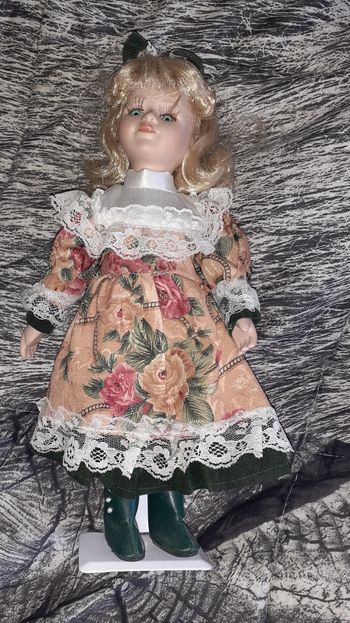 Poupée en porcelaine