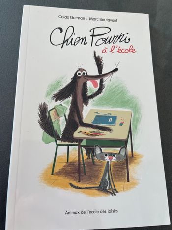 Roman enfant chien pourri à l’école
