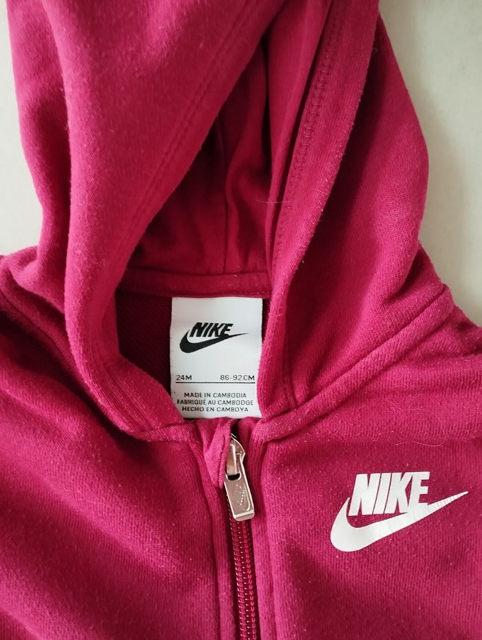 Combinaison à capuche Nike , en excellent état ( taille 2 ans) - photo numéro 2