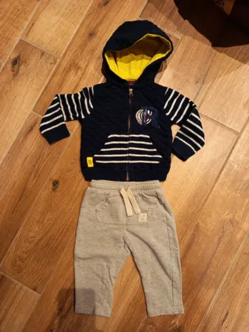 Ensemble 18 mois, jogging gris et sweat zippé marinière