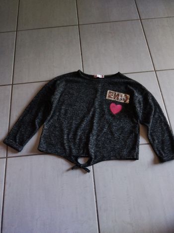 Pull neuf juste lavé taille 5 ans