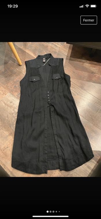 Sur  robe noire sans manches