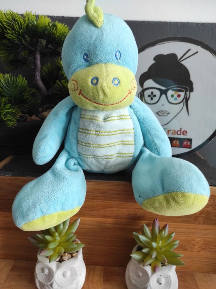 Doudou Peluche Dragon Dinosaure Bleu Vert Jogystar kiabi #geektradedoudou
