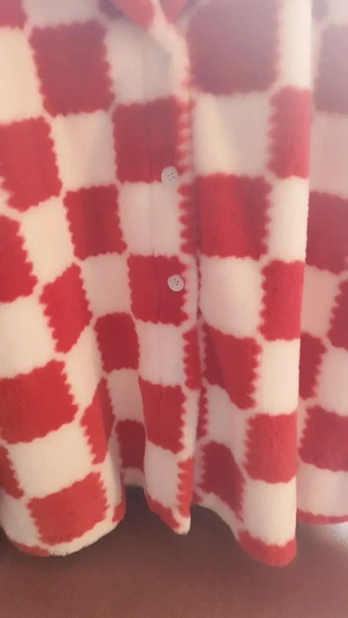 Veste duveteuse à damier rouge et blanche - photo numéro 2