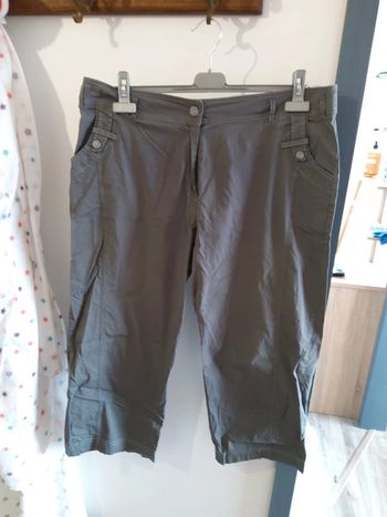 Pantacourt gris taille 48