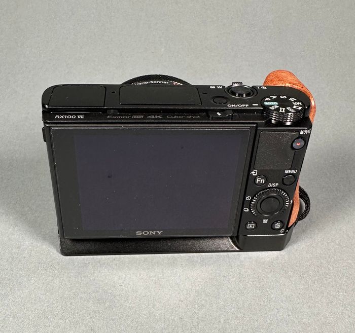 SONY Cyber-shot DSC-RX100 VII M7 Appareil photo numérique Zeiss avec grand pack d'accessoires - photo numéro 4