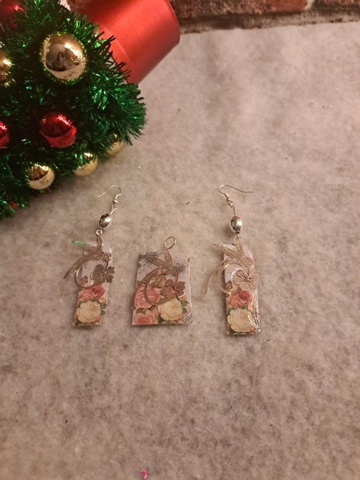 Boucles d'oreilles pendante avec pendentif florale résine