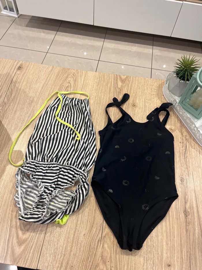Lot de 2 maillot en bon état fille taille 5 ans