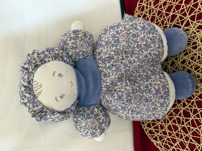 jolie poupée tout en tissu créée et cousue dans l'atelier de Pamplemousse Peluches en Picardie. Pam - photo numéro 5