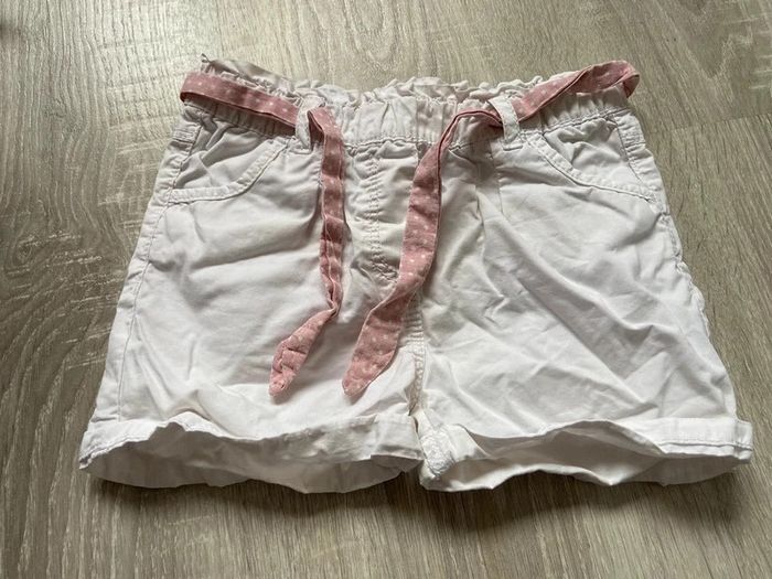 Short blanc ceinture rose à pois obaibi 18 mois 81 cm