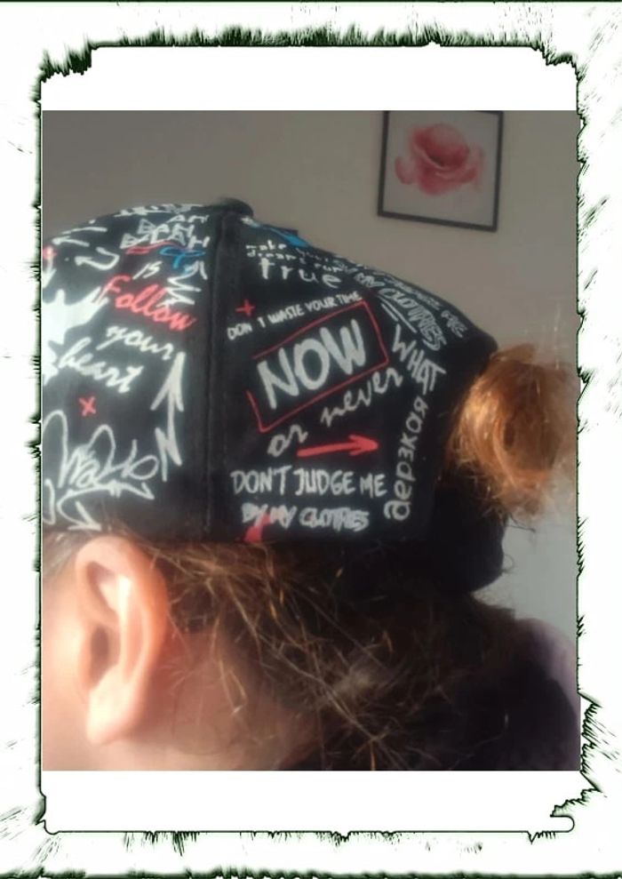 Casquette multicolore avec des inscriptions dessus et réglable - photo numéro 9