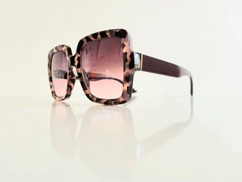 Lunette de soleil femme carrée violette façade léopard verres dégradés uvprotection catégorie 2