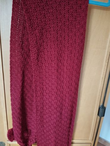 Écharpe bordeaux à pompons 