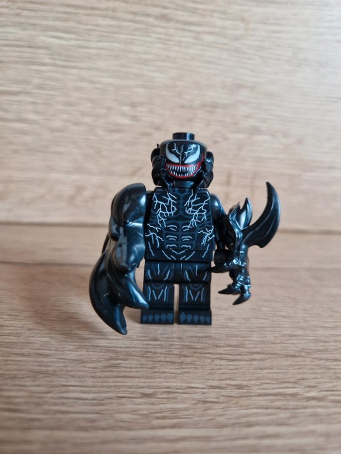Figurine type lego Vénom Spiderman 6cms de haut Marvel