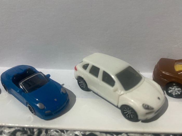 Figurines petites voitures - photo numéro 4