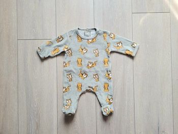 Pyjama vert avec petit tigre. Garçon 1 mois. Marque Kiabi