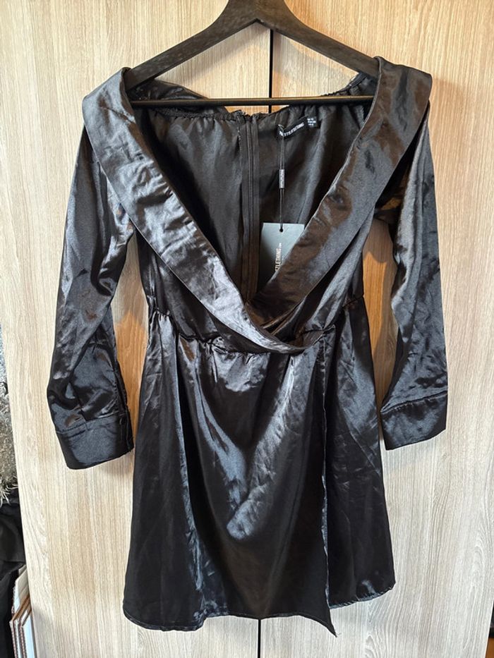 Robe satin noir col bardot PrettyLittleThing