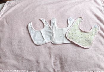 3 bavoirs et 1 plaid bébé