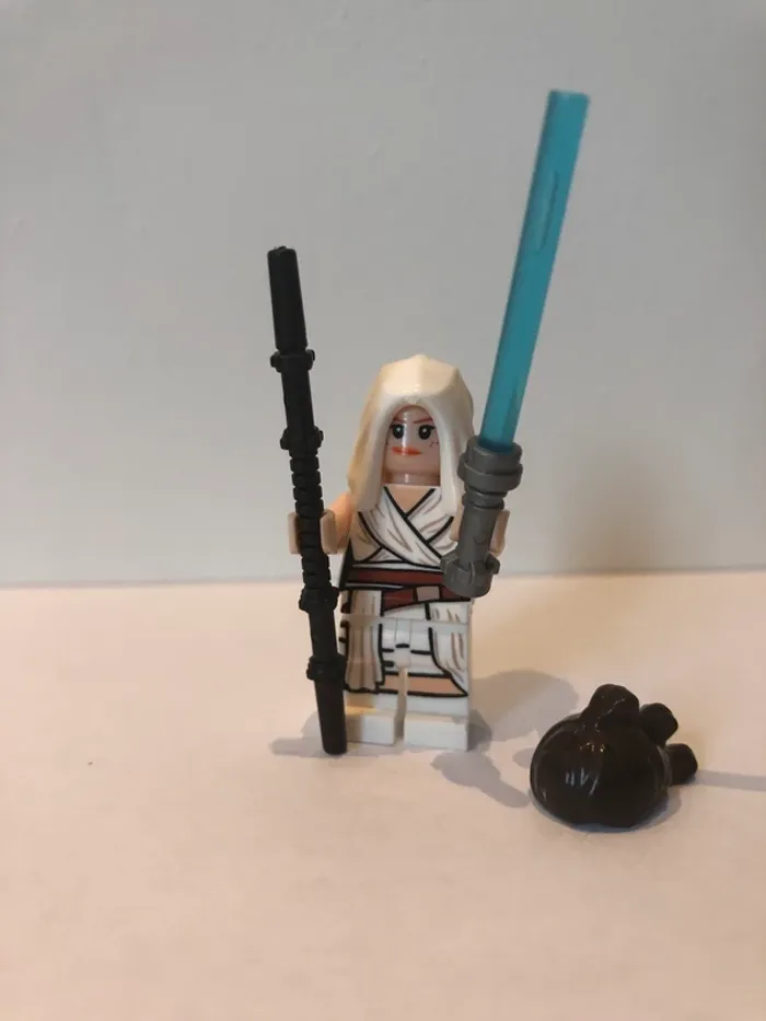 Figurine type lego Jedi Rey avec sabre laser et bâton de combat. Star Wars - photo numéro 4