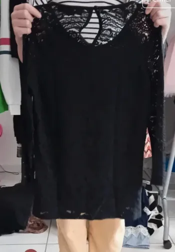 Superbe petit pull noir en dentelle doublé atmosphère taille 36