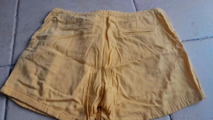 Short jaune - photo numéro 3