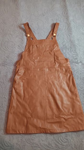 Belle Robe salopette en imitation cuir taille 38 de chez graine de malice