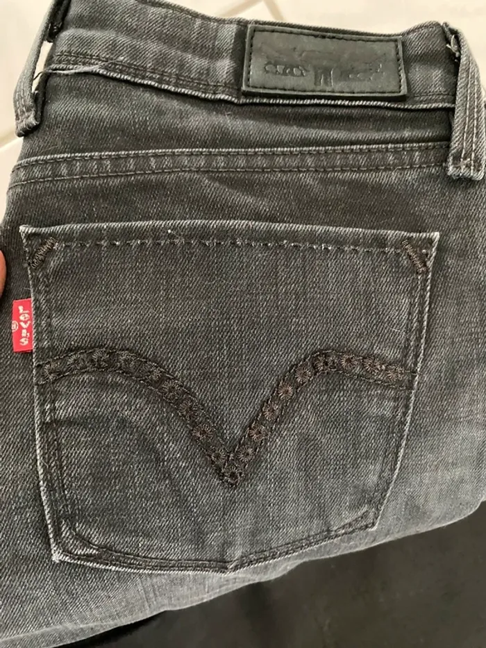 Jean Levi’s femme T38 – noir grisé broderies élégantes, parfait état - photo numéro 4