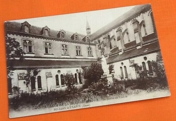 Carte postale ancienne Soligny-La-Trappe (Orne) Abbaye de la Grande-Trappe Le Jardin du Cloitre - photo numéro 2
