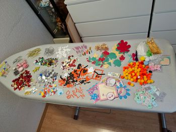 Gros lot décos scrap/carterie/loisirs créatifs découpes punchs + embellissements neuf