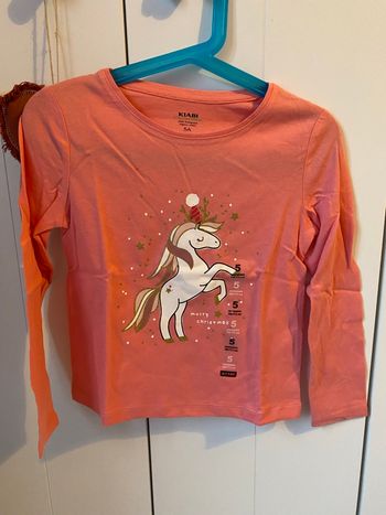 T shirt fin manche longue fille de marque kiabi et de taille 5 ans 