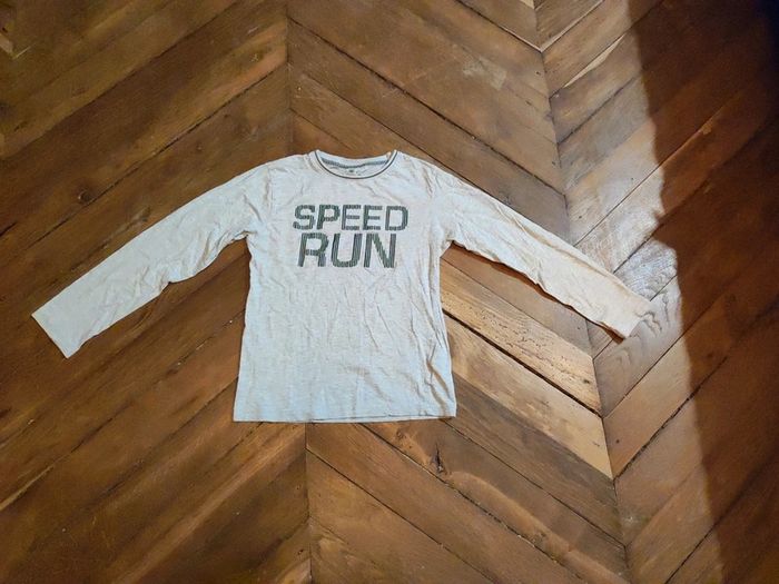 T-shirt manches longues garçon taille 12 ans.