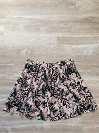 Jupe « Pimkie » rose pâle avec motifs tropicaux verts taille L