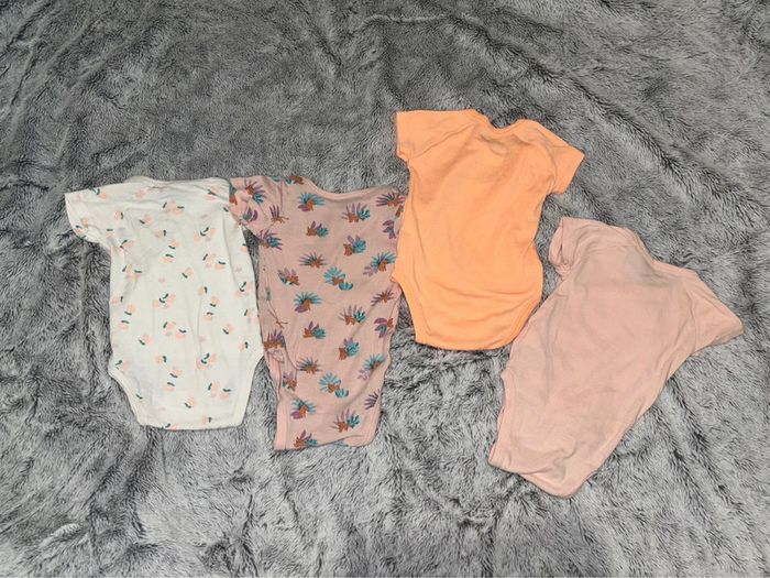 4 bodies bébé fille 6 mois - photo numéro 2