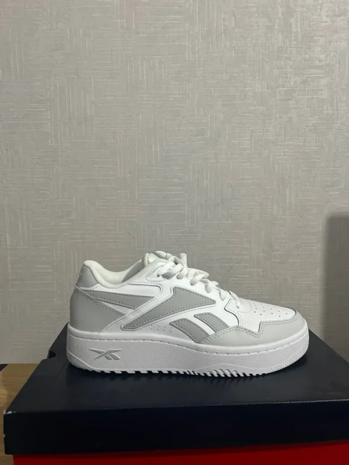 Baskets blanches grises Reebook ATR Chill 37