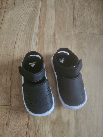 Sandales adidas noires 26 neuf