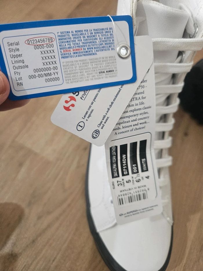 Bottines Superga blanches neuves jamais portées dans leur boîte d'origine taille 37 - photo numéro 2