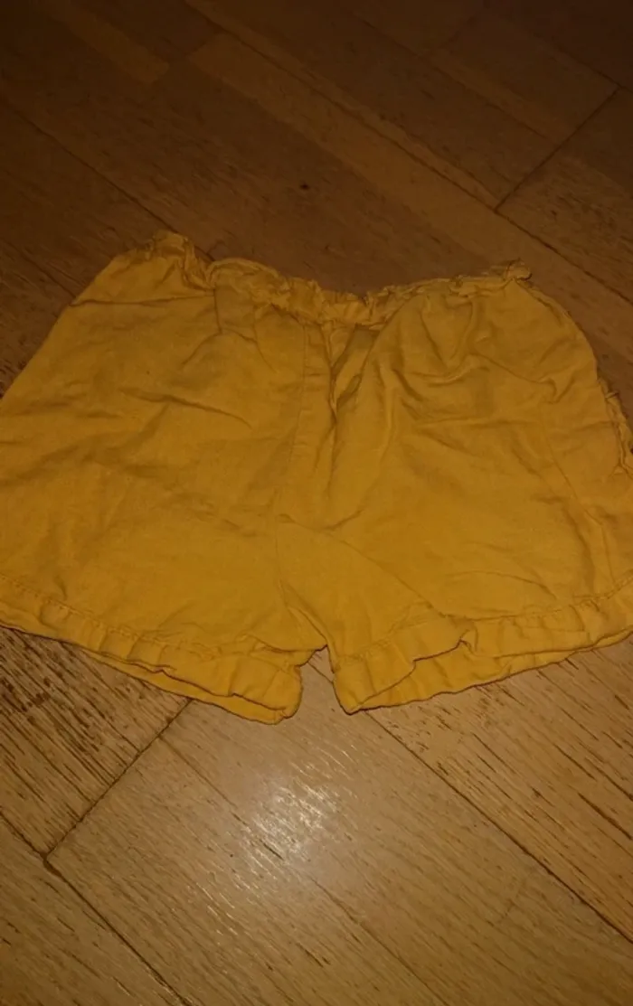 Short jaune - photo numéro 2