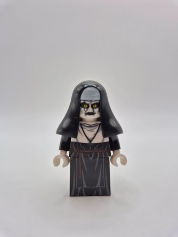 Figurine type lego La Nonne Conjuring