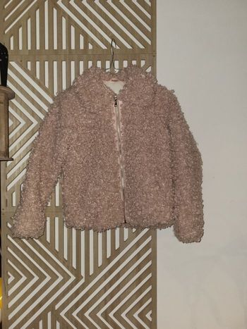 Jolie veste bouclée rose pâle