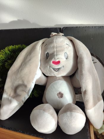 peluche lapin one fun two blanc beige marron noeud fleur Auchan coeur bruissant