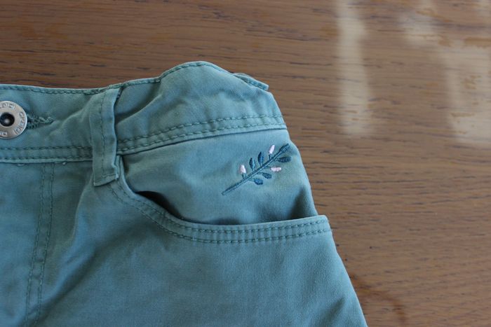 💥 Jupe cargo verte avec broderie 10 ans Okaidi💥 - photo numéro 2