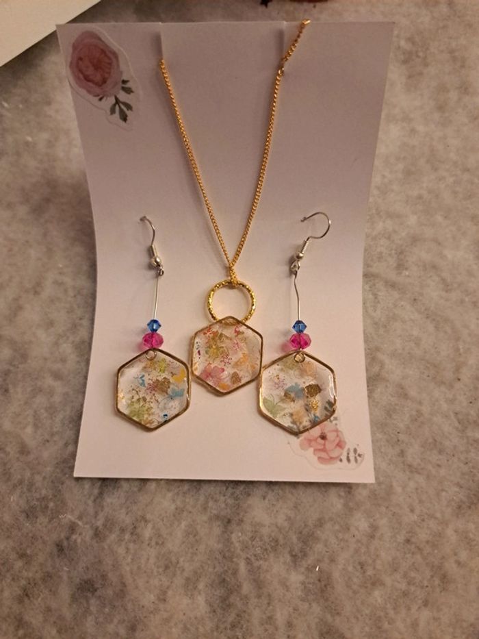 Boucles d'oreilles pendante avec pendentif assortie multicolore - photo numéro 2