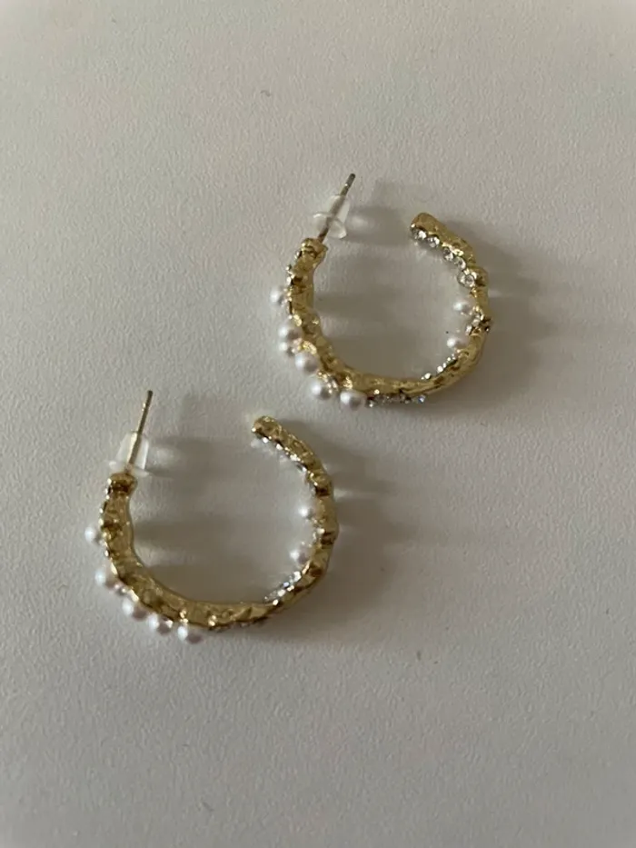 Boucle d’oreille demi créole perle du groupe MaxMara