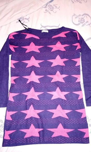 Pull violet étoiles roses